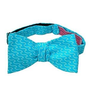 Vineyard Vines Blue and White Bow Tie